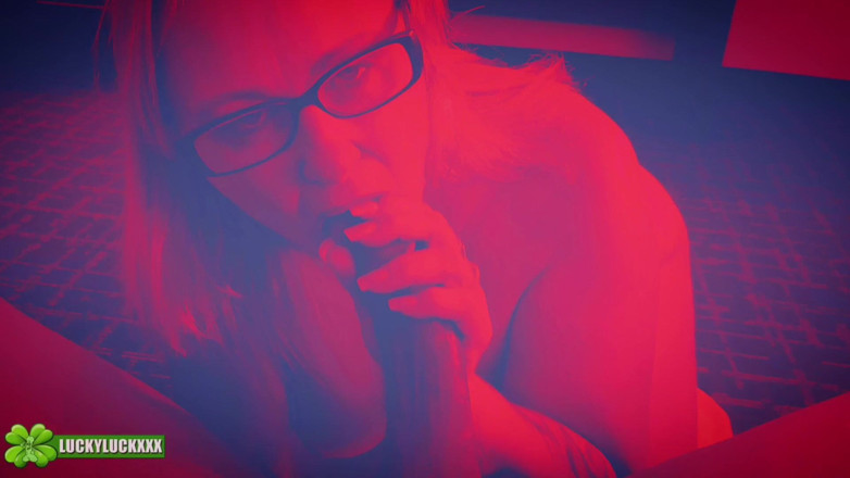 Lucky Luck XXX: Brynn, fille chanceuse - expérience de pipe spéciale POV à Lumière Rouge