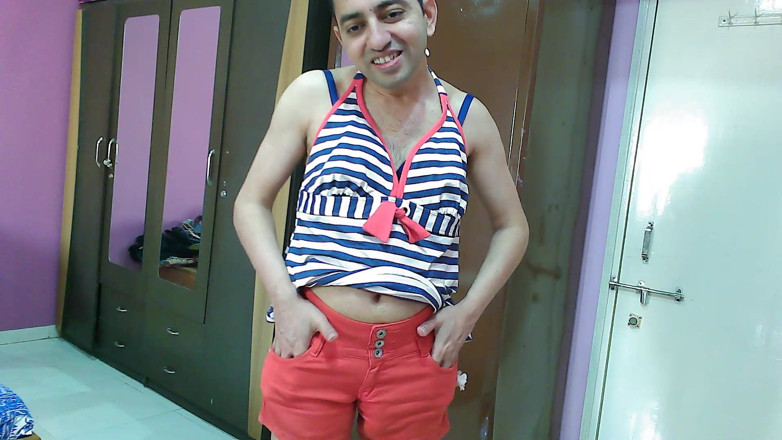 Cute & Nude Crossdresser: 빨간 반바지와 헬더 넥 탑을 입은 섹시한 계집애 크로스드레서 알몸