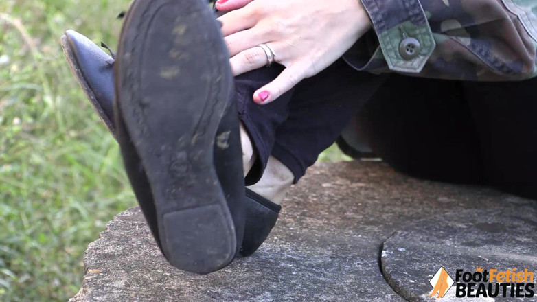 Foot Fetish HD: Awek seksi Dollyc menunjuk-nunjukkan kakinya di atas batu dengan baik
