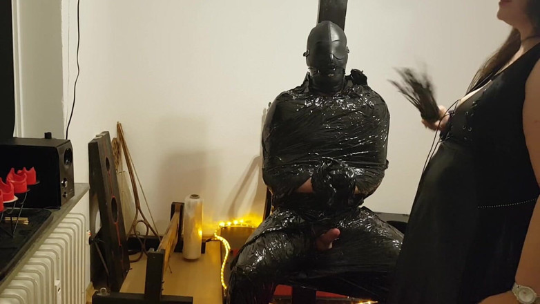 DOMINATRIX6: Foil Bondage Slave, partie 2 - film deling, momifié et bordé jusqu’à...