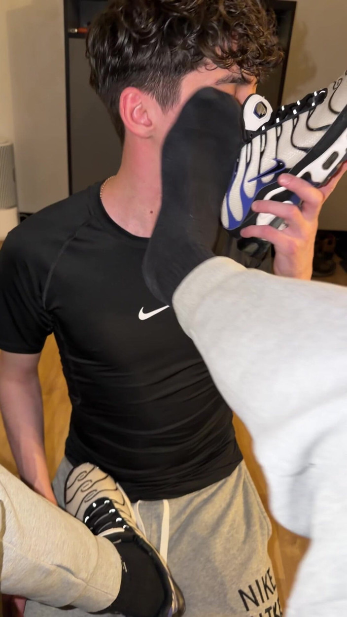 1JackDaniel: スニーカーと靴下の匂いを嗅ぐこと、そして熱いセックス