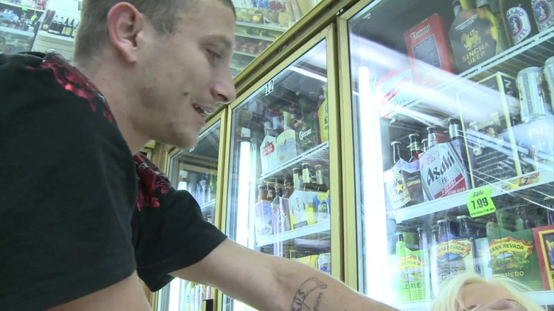 Dirty fantasy: Un demi-frère baise sa demi-sœur dans un magasin 24h/24