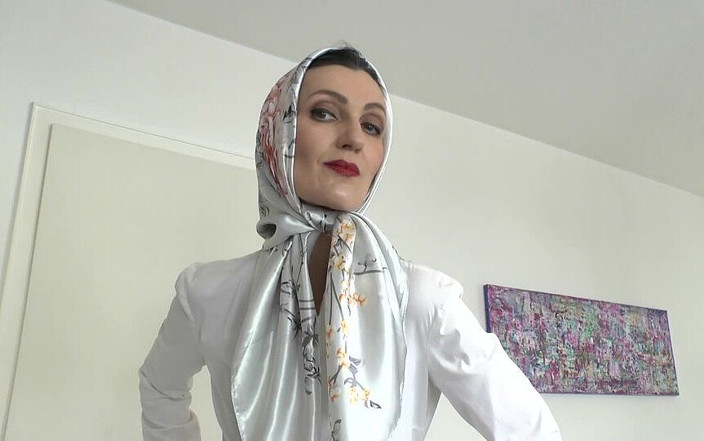 Lady Victoria Valente: Saten başörtüsü defilesi