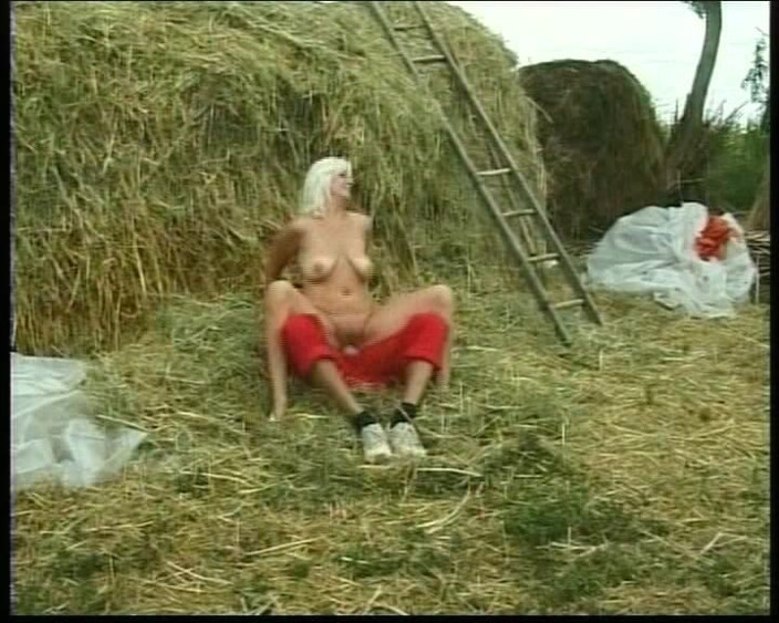 Busty German Sluts: 독일에서 온 이 미시 금발녀 농장에서 따먹히다