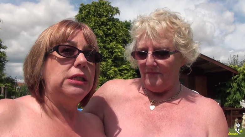 Dirty Doctors Clips: Jouer dans la piscine