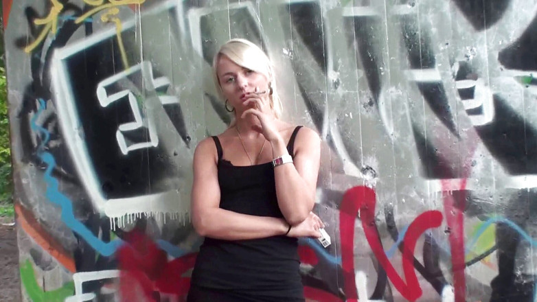 Femdom Austria: Прекрасна блондинка тінка курить сигарету на відкритому повітрі