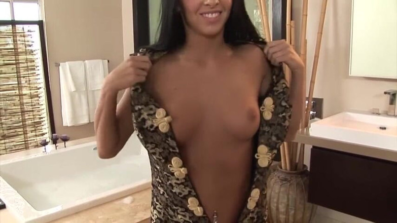Massage Parlor: Une masseuse brune donne du plaisir à une bite monstrueuse