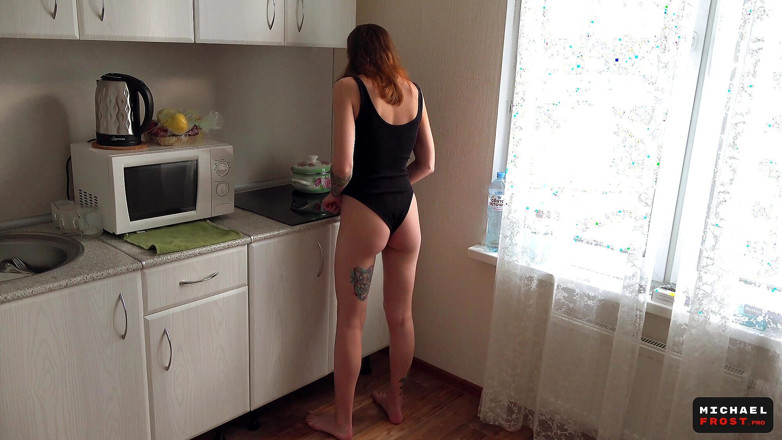 MichaelFrostPro: Junge russische ehefrau mit großen natürlichen titten auf dem Kocher...