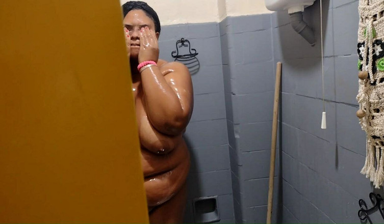 Jeanne Welsh: Mi madrastra se estaba bañando y me corro en su...