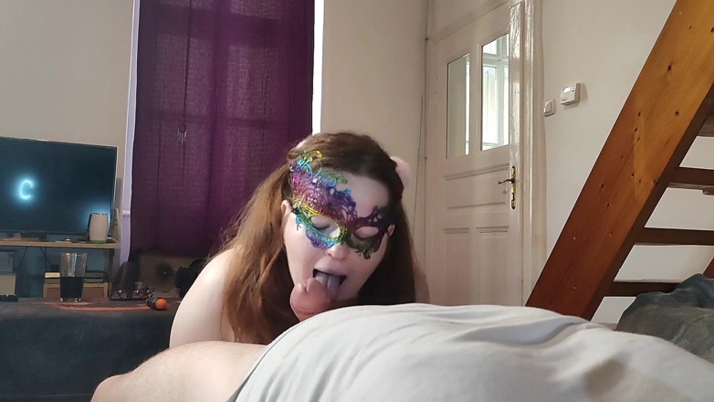 Bella Subslut: Облизування та смоктання члена та яєць вітчима, поки він не кінчить мені в рот – повний