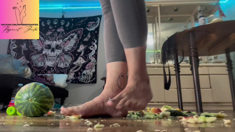 Peppermint Giantess: Velikost 16 bosé zničení ovoce drcení obryně