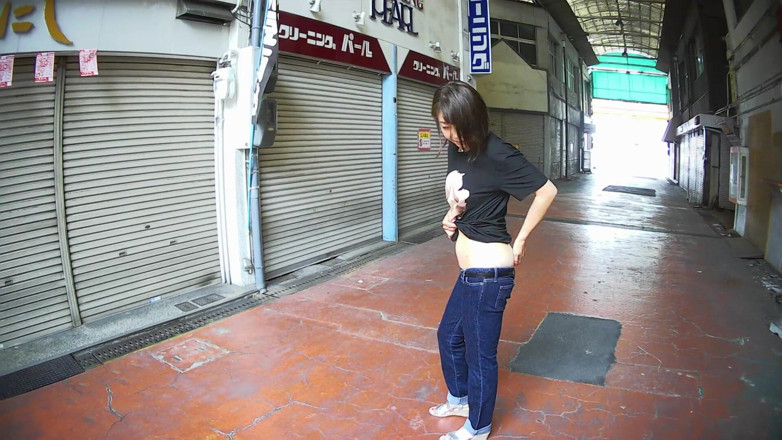 Mayumi Kanzaki: MILF in ultra flachen jeans im freien ..