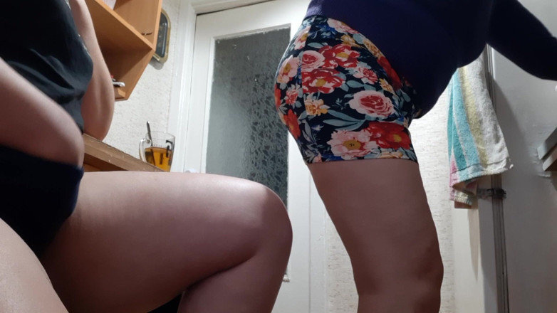Lesbian-illusion: Pendant que ma belle-mère prépare le dîner, je la masturbe...