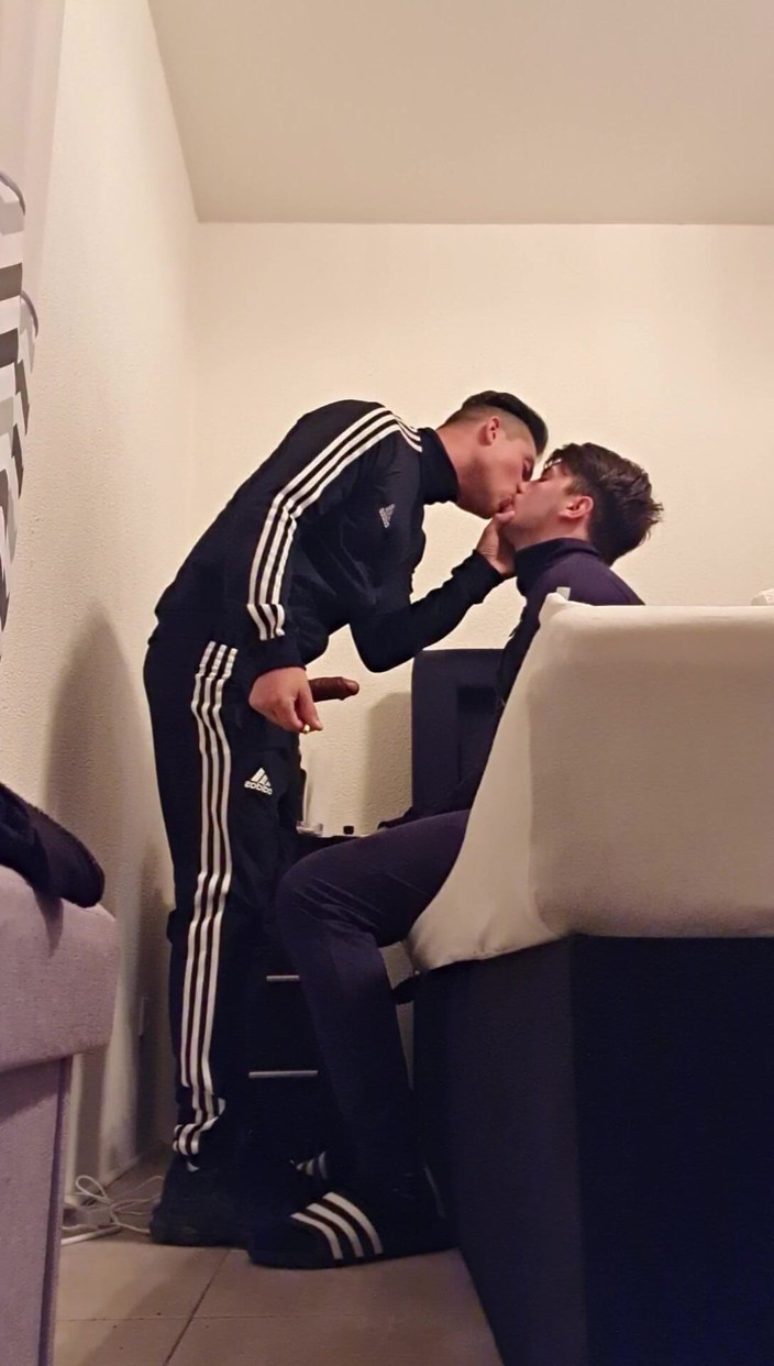 boyzxy212: Onschuldig homoplezier buitenshuis verandert in een hard plezier zonder condoom...