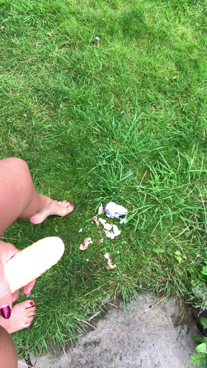 CALLIE ROKS: Nettoie mon esclave aux pieds sales