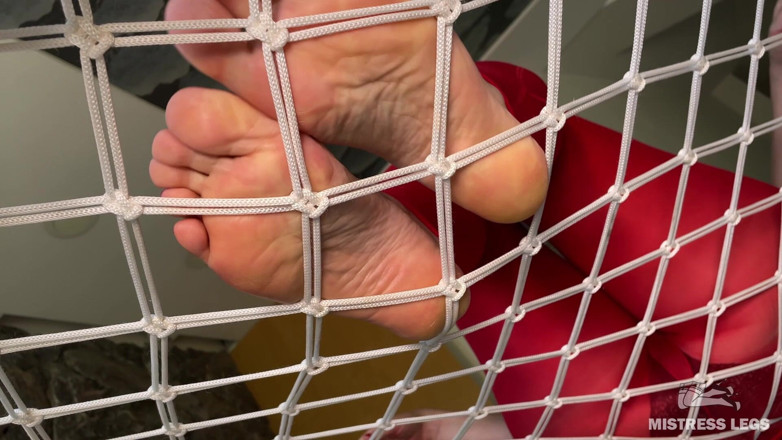 Mistress Legs: Detailní záběr na dlouhé bosé nohy Tease - vrásčitá chodidla a červené...