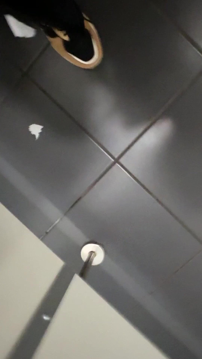 JuliaVeil: Compilation: Une Fille En Jean Noir Et Mince Pisse Dans...