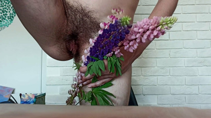 BW_Dolphin: Chica lesbiana preparando regalo para su novia
