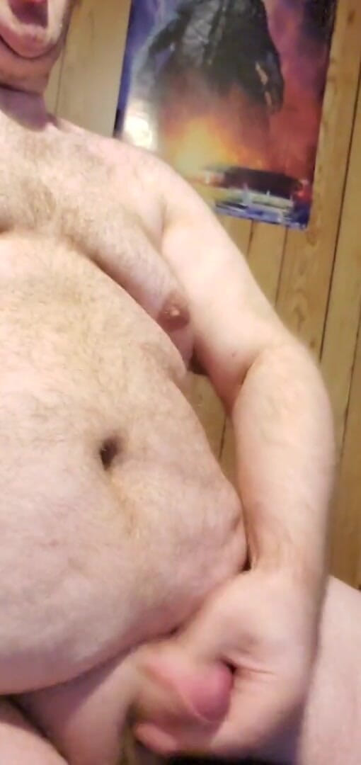 Danzilla White: Je me masturbe assise sur le bord de mon lit