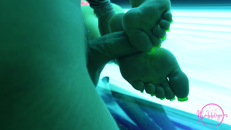 Bubblegumtoes: Footjob studio tanning 4k dari tante seksi rambut pirang dengan kuku...