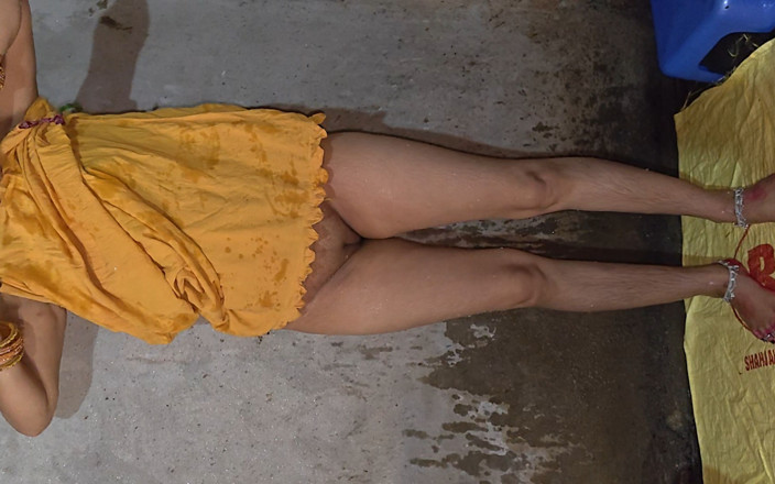 Lalita Singh: Desi village bhabhi banheiro mijando e banho
