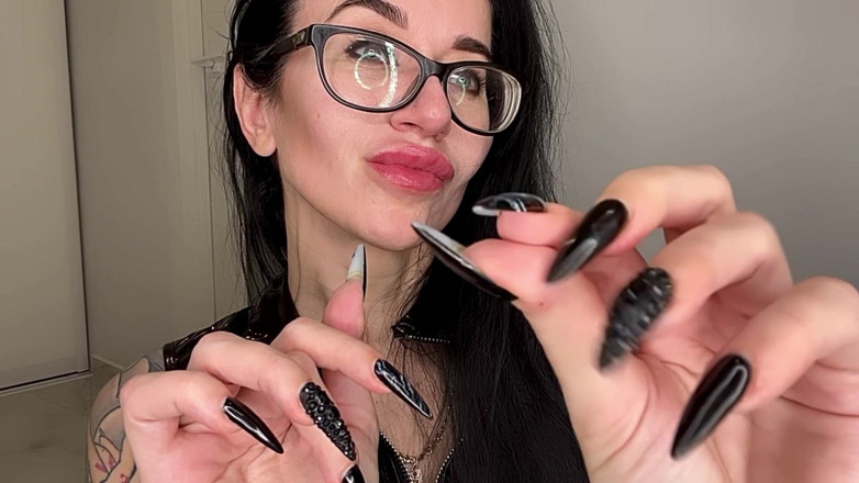 Julia domaina: Je claque des doigts avec de longs ongles noirs, de...