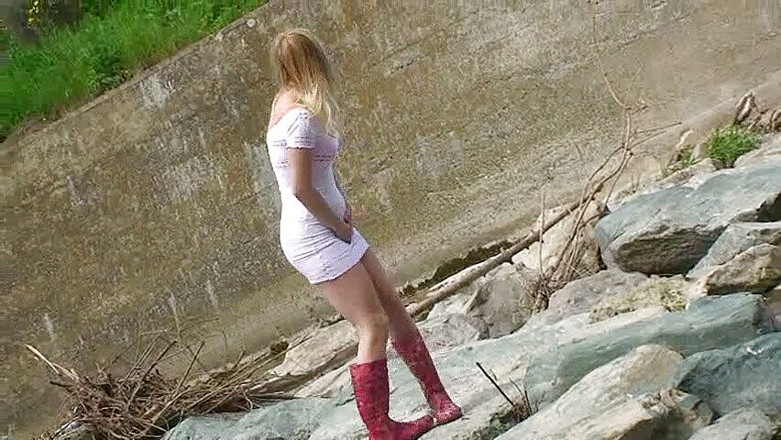 Femdom Austria: Bionda che piscia fuori nel fiume
