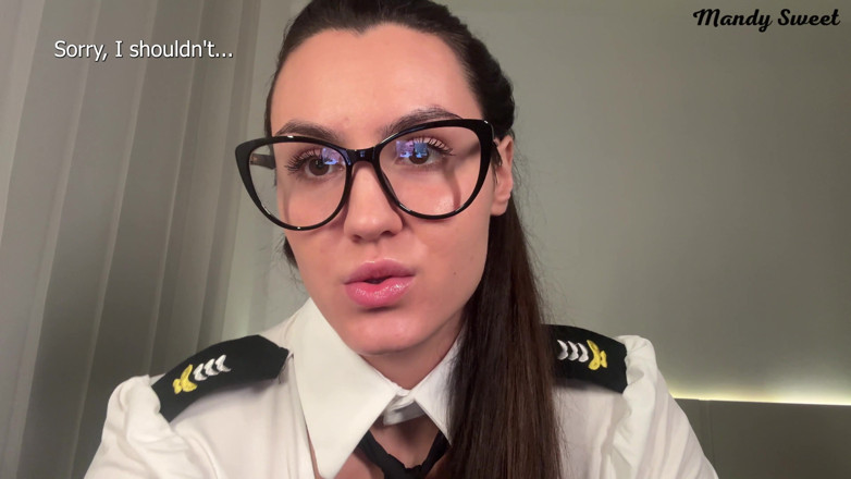 Mandy Sweet studio: Une hôtesse de l’air coquine offre un service spécial pour...