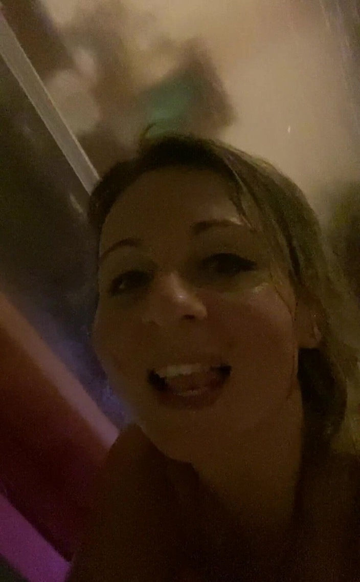My Wife Luna: Vattnet är mycket varmt i duschen