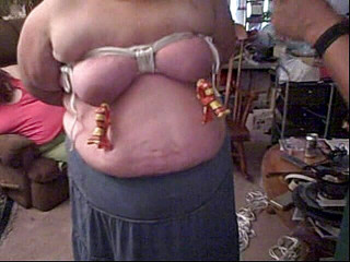 BBW nurse Vicki adventures with friends: Borst bondage demo met Angie Kimber en manlief dom 20 minuten...