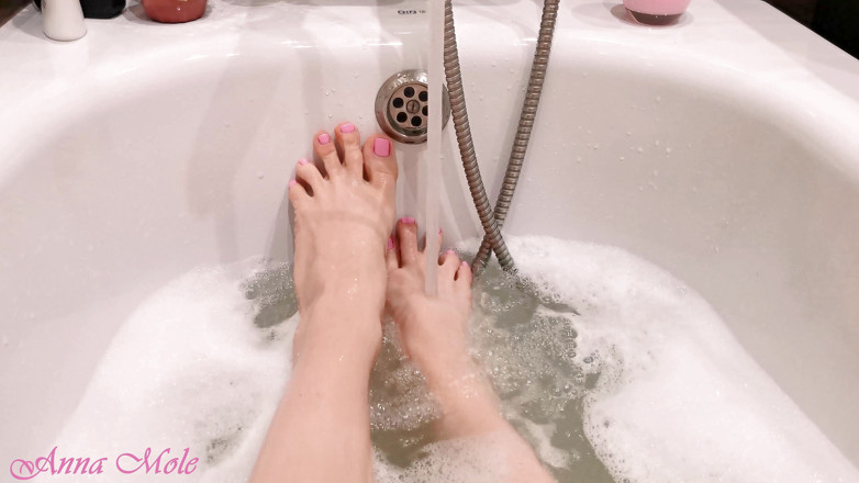 Anna Mole: Je prends un bain et montre mes jambes magnifiques.