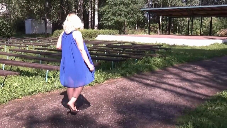 RedRoseRus: Donna sexy senza mutandine - scintillante durante una passeggiata
