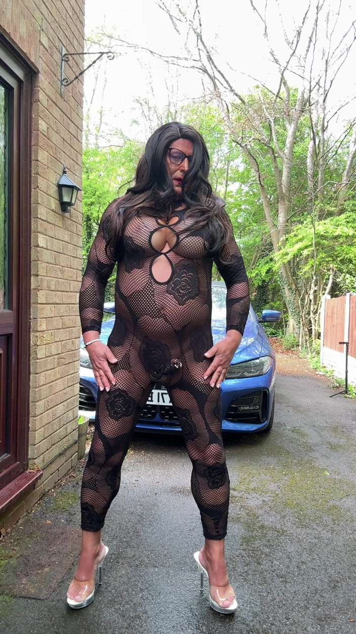 Kellycd2022: काले सेक्सी शरीर के स्टॉकिंग और ऊँची एड़ी के जूते पहनी सेक्सी Crossdresser kellycd2022