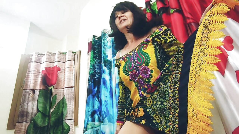 Bolly Karma: Istri pelacur amatir menunjukkan apa yang dia sukai di casting