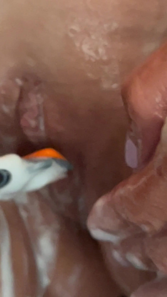 Puck and pussy: Rakning under duschen