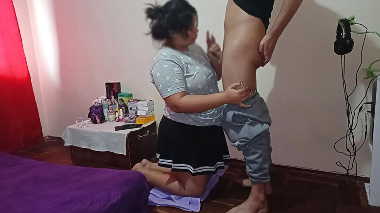 WhysMom: Mi hermanastro me lleva a su habitación, me arrodilla y...