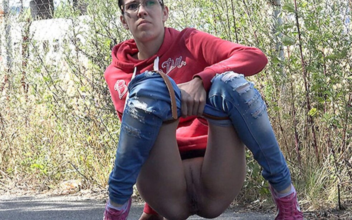 Puffy Network: Sweatshirt dan sneakers oleh Got2Pee di mana gadis-gadis datang untuk...
