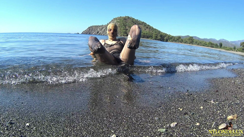 Nylondelux: Våt tulleklänning och nylon på stranden