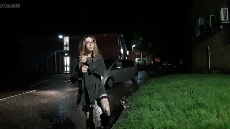 The Midnight Minx: Crossdresser kommer utanför bensinstation