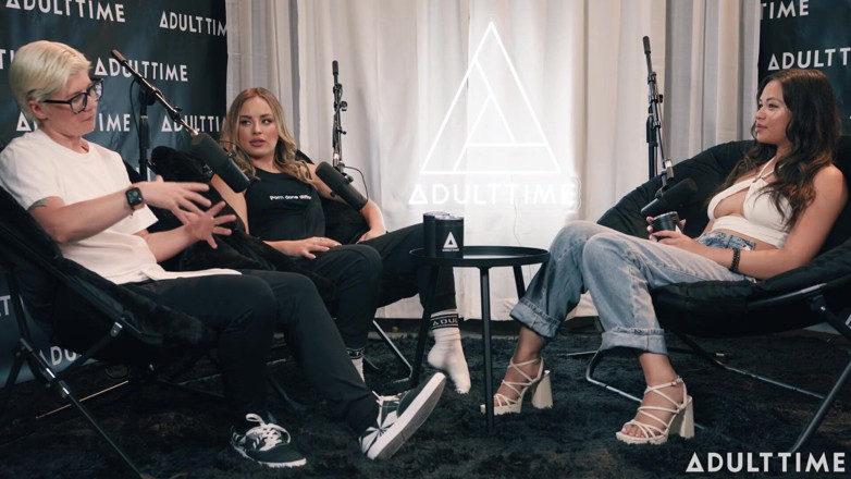 Adult Time Podcast: Скарлетт Алексіс &amp; Анна Клер Клаукс Pen *s пальці &amp; миля високий клуб | Підкас для дорослих