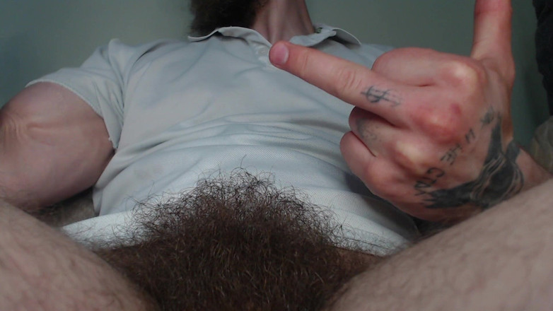 Hunky time: Alpha ukazuje biceps a prostředníček