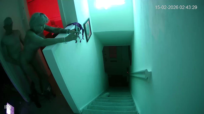 SilverFux: Auf Überwachungskamera Erwischt. Betrügende Frau Flirtet Und Fickt Auf Der Treppe