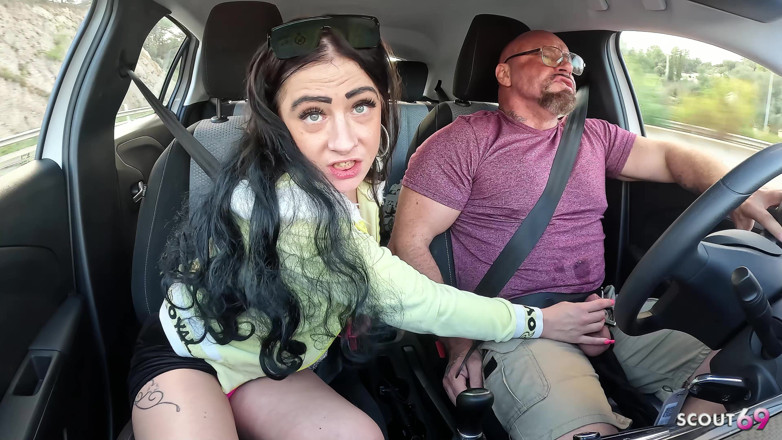 Scout69: Une salope coquine se fait draguer par un vieux et...