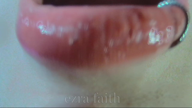 Ezra Faith: Aç bir dev kadının ağzının içinde