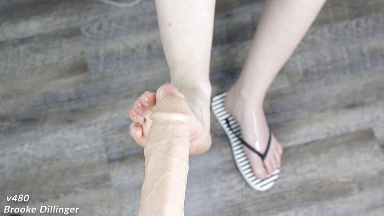 Brooke Dillinger: Chanclas, pie, corridas en los pies
