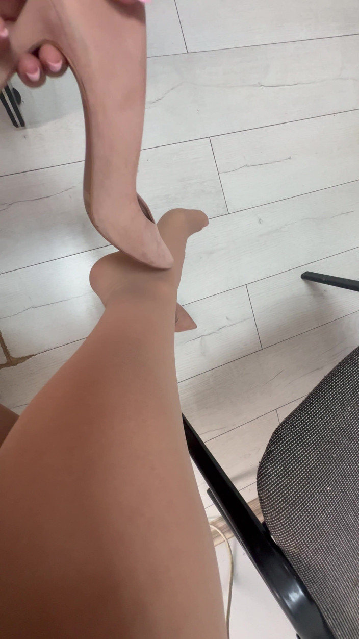 Step Mommy: Nadržená zralá sekretářka si zvedne dlouhé a sexy nohy na...