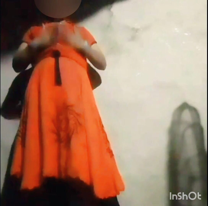 TricolorMusic3: Une fille desi sexy sort de sa fac et voit...