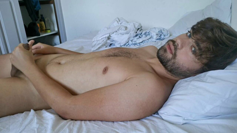 Beepied: Amatoriale francese beepied sborra dopo aver giocato sul letto