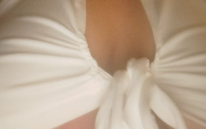 AmateurSexForaYou: Nadržená manželka sama doma masturbuje s velkým robertkem až do...