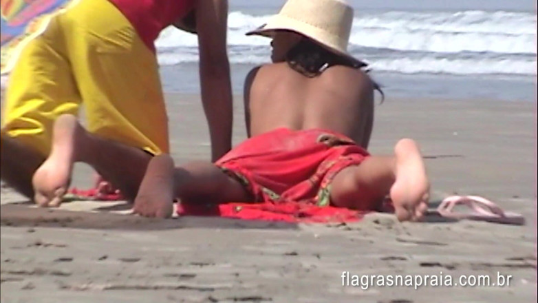 Amateurs videos: Rogacz zostawił swoją dziewczynę opalającą się nago na plaży